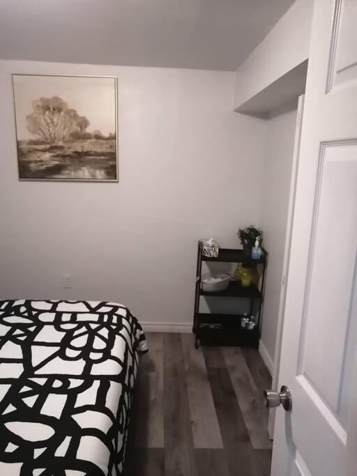Апартаменты Cozy Nest Basement Unit Гамильтон Экстерьер фото