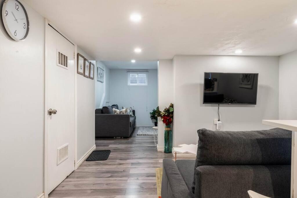 Апартаменты Cozy Nest Basement Unit Гамильтон Экстерьер фото