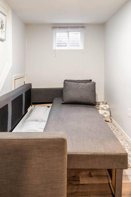 Апартаменты Cozy Nest Basement Unit Гамильтон Экстерьер фото