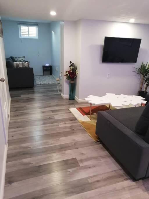 Апартаменты Cozy Nest Basement Unit Гамильтон Экстерьер фото