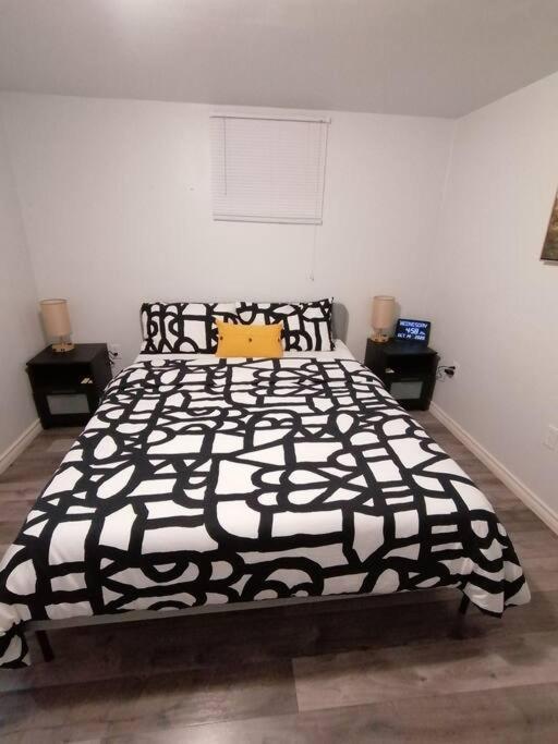 Апартаменты Cozy Nest Basement Unit Гамильтон Экстерьер фото